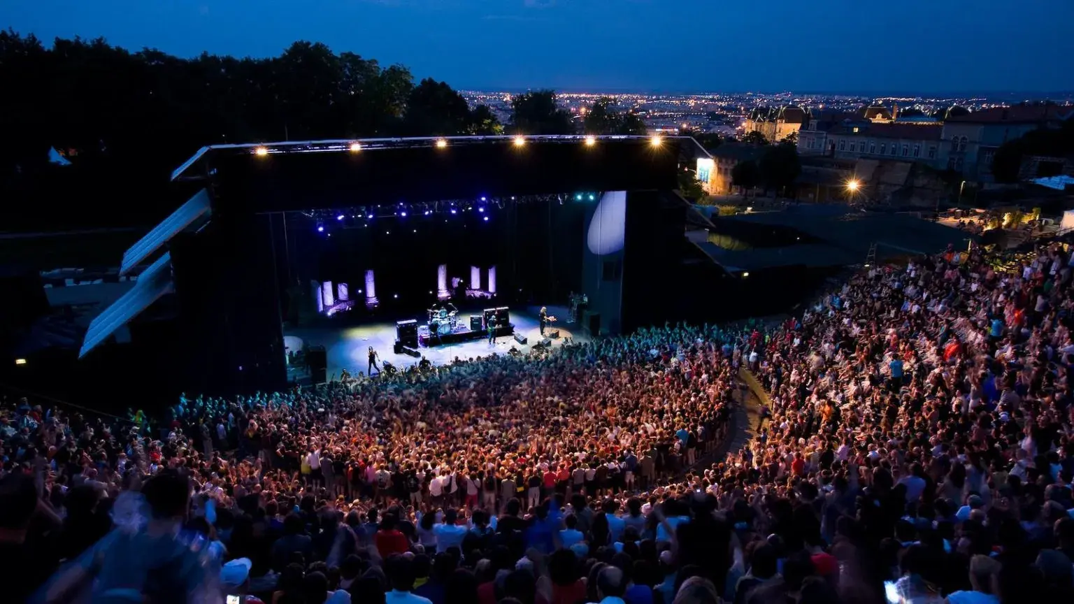 Profitez des Nuits de Fourvière avec le service fiable d’Alternative Taxi Lyon de Kiro Travel